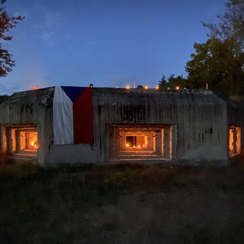 Světla nad bunkry připomněla mobilizaci v roce 1938