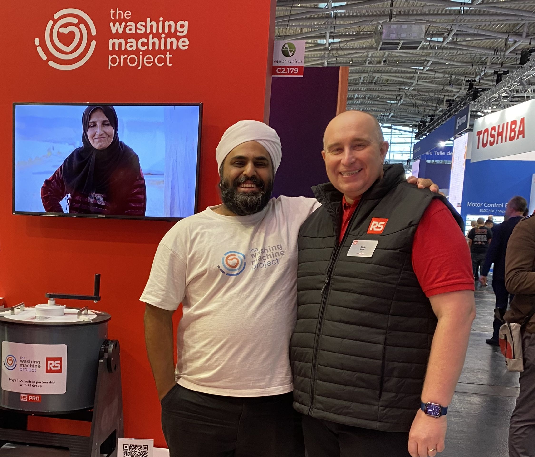 Na veletrhu Electronica 2022 v Mnichově jsem se potkal se zakladatelem projektu Washing Machine inženýrem indického původu – Navem Sawhneyem.